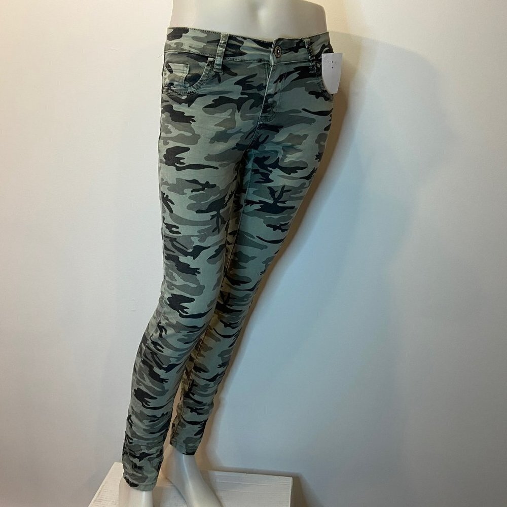 Lexxury Women's Camo Stretch Jeans - Size Small (36) - NWT